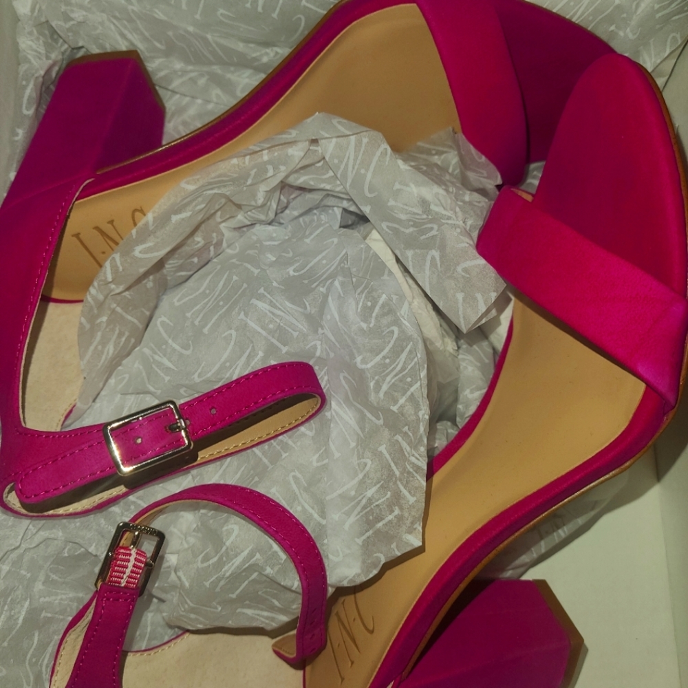 I.N.C. Kivah Deep Fushia heels 7